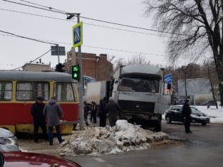 В центре Днепра грузовик протаранил трамвай, есть пострадавшая