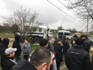 Задержанных в Крыму татар после обысков вывезли в Россию