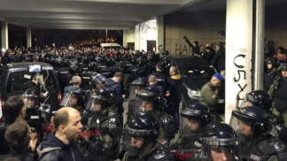 В Белграде протестующие прорвали кордоны полиции и обложили резиденцию президента