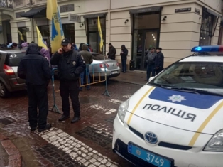 Евробляхеры накануне приезда Порошенко перекрыли центр Львова