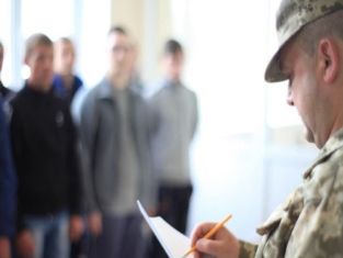На Рівненщині жінка покусала працівника військкомату, який вручав повістку її сину