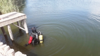 из воды достали труп парня