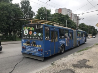 В Тернополе троллейбус переехал женщину