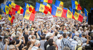 Митингующие в Кишиневе окружили здание парламента