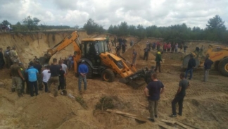 Под Ровно нашли мертвым ребенка, которого засыпало оползнем в карьере