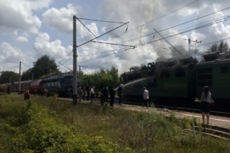 Под Харьковом на железнодорожных путях загорелся электровоз