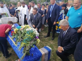 Спікер Сенату Польщі прибув вшанувати загиблого в зоні ООС 20-річного бійця