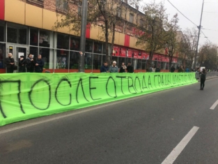 Після відведення ГРАДи долетять сюди: Нацкорпус зустрічає Зеленського в Маріуполі (ВІДЕО)