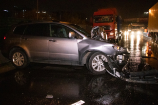 В Киеве на Выдубичах Subaru влетел под фуру: водителя госпитализировали (BИДЕО)