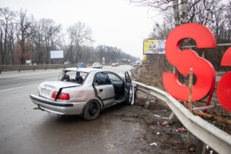 На въезде в Киев Toyota врезалась в Mitsubishi