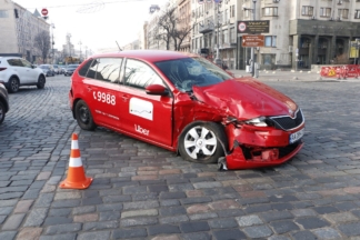 В центре Киева девушка на Toyota протаранила Uber