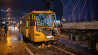 В Киеве маршрутка влетела в МАЗ: пострадавших больше десятка