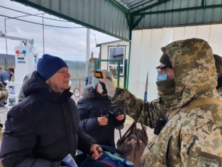 Кабмін поки не заборонив перетин КПВВ з окупованими територіями