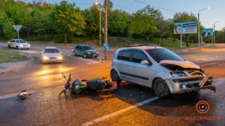 В Днепре мотоциклист врезался в Hyundai: мужчину госпитализировали