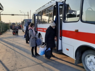 На границе с Польшей десятки украинцев перекрыли трассу