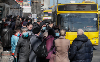 В Киеве начали работать мобильные бригады, которые будут тестировать на коронавирус на дому