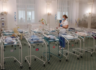 В Украину прилетели родители детей, рождённых суррогатными матерями
