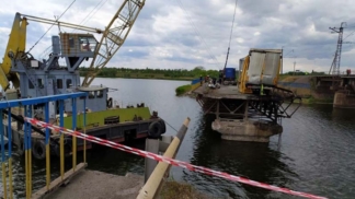 Спустя четыре дня: из-под рухнувшего под Никополем моста вытащили грузовик (ВИДЕО)