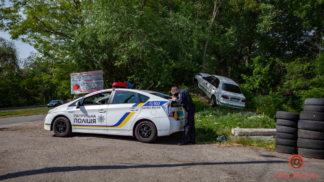 В Днепре Daewoo вылетел в лесопосадку и врезался в дерево (ФОТО)