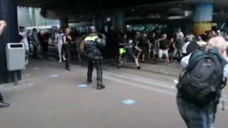 В Гааге полиция водометами разогнала протестующих против карантина горожан (ВИДЕО)