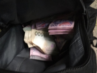 Пограбування авто Укрпошти: підозрюваних взяли під варту, викрадені гроші знайшли