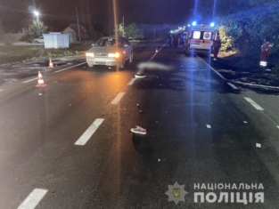 Загинула на місці: на Харківщині швидка на смерть збила жінку