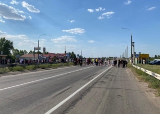 Под Херсоном работники ночных клубов перекрыли мост