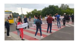 В Сумах возмущенные люди перекрыли трассу из-за отсутствия воды (ВИДЕО)