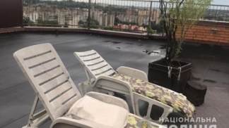 В Тернополе на крыше многоэтажки нашли лаундж-зону с кустами конопли (ФОТО)