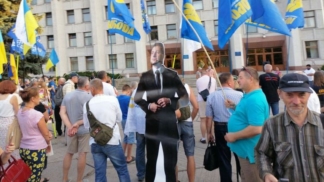 В Полтаве националисты "повесили" Зеленского (ФОТО)