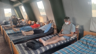 В палатке у КПВВ "Новотроицкое" поселились два десятка человек, которых не пускают в "ДНР"
