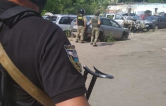 Возле Полтавского админсуда мужчина угрожает взорвать гранату (ФОТО)