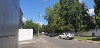 В Полтаве мужчина угрожает подорвать гранатой заложника-полицейского: появилось видео