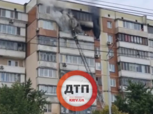 В Киеве при пожаре в многоэтажке заживо сгорела женщина