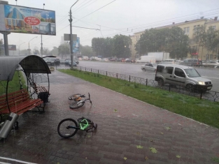 В Киеве и пригороде мощный ливень затопил улицы и переходы