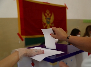 На парламентских выборах в Черногории побеждает оппозиция, - экзитпол