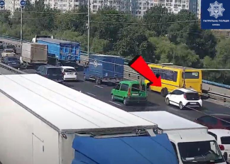 В Киеве на мосту у маршрутки отпали колеса