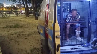 В Польше задержали пьяного украинца, который ходил по пляжу с ножом и в окровавленной одежде