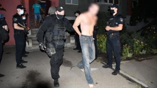 В Рубежном штурмом взяли квартиру, где закрылся мужчина, угрожавший взорвать гранату (ФОТО)