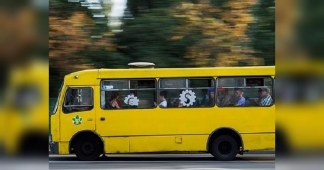 На Академгородке в Киеве неизвестный обстрелял маршрутку с пассажирами (ВИДЕО)