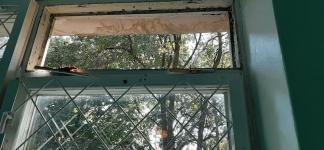 В Сумах на уроке физкультуры на учеников упало старое окно