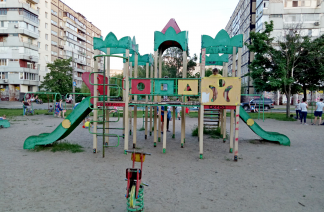 В Днепре девушка повесилась на детской площадке на зарядке от мобильного