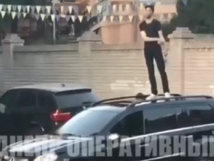 В Днепре пьяный подросток станцевал на крыше авто и обматерил полицейских
