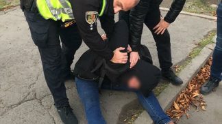 задержания мужчины, напавшего на людей с ножом в Кривом Роге