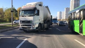 В Киеве произошло два ДТП с фурами: затруднено движение в сторону Борисполя (ВИДЕО)