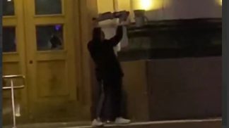 В Харькове мужчина с криками "Аллаху акбар!" атаковал здание областной администрации (ВИДЕО)