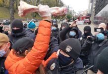 Під Кабмін принесли обгризені кістки, стались сутички (ФОТО)