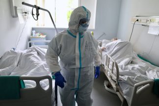 В России занято более 80% коек для больных COVID-19