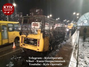 На Академгородке в Киеве взорвалась и загорелась маршрутка