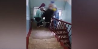 В больнице Миргорода медики носят на руках пациентов с тяжелой формой COVID-19 (ВИДЕО)